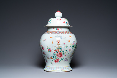 Un grand vase couvert en porcelaine de Chine famille rose, 19&egrave;me