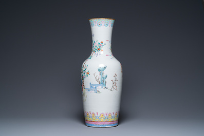 Un vase en porcelaine de Chine famille rose, marque et &eacute;poque de Guangxu