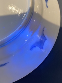 Une coupe en porcelaine de Chine en bleu et blanc &agrave; d&eacute;cor de deux hommes dans un paysage, Kangxi