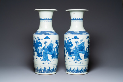 Une paire de vases en porcelaine de Chine en bleu et blanc, 19&egrave;me