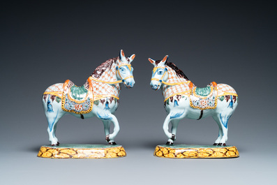 Une paire de chevaux en fa&iuml;ence polychrome de Delft, 18&egrave;me