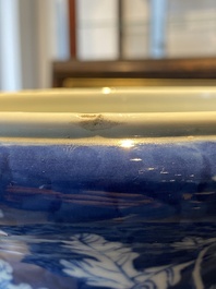 Une paire de vases en porcelaine de Chine en bleu et blanc &agrave; d&eacute;cor de dragons et de pivoines, 19&egrave;me
