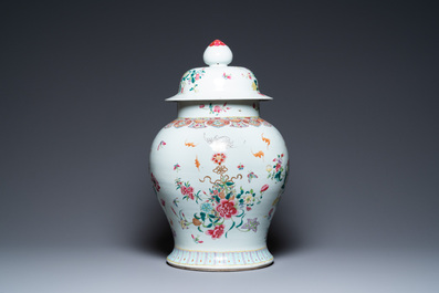 Un grand vase couvert en porcelaine de Chine famille rose, 19&egrave;me