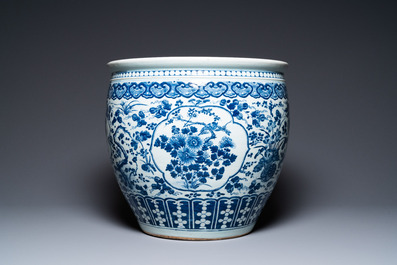 A large Chinese blue and white fish bowl with an eagle and magpies, 19th C.