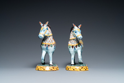 Une paire de chevaux en fa&iuml;ence polychrome de Delft, 18&egrave;me