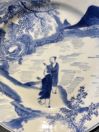 Une coupe en porcelaine de Chine en bleu et blanc &agrave; d&eacute;cor de deux hommes dans un paysage, Kangxi