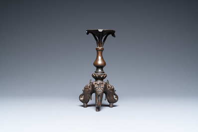 Een Chinese bronzen kandelaar, Ming