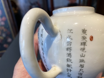 Een Chinese famille rose 'Wu Shuang Pu' theepot met deksel, 19/20e eeuw