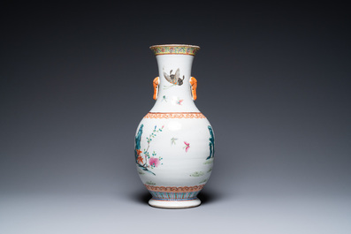 Un vase en porcelaine de Chine famille rose figurant un chariot tir&eacute; par un cerf, 19&egrave;me
