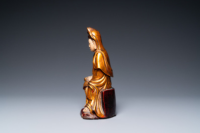 Une figure de Guanyin en bois dor&eacute;, laqu&eacute; et peint, Vietnam, 18/19&egrave;me