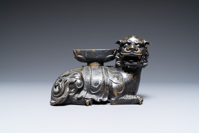 Een zeldzaam Chinees bronzen mythisch dier 'Kaiming Shou' met een lotusbasis, Ming