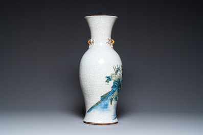 Un vase en porcelaine de Chine dite 'de Nankin' &agrave; d&eacute;cor polychrome, marque de Chenghua, 19&egrave;me