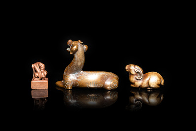 Twee Chinese bronzen scrollgewichten en een zegelstempel, Qing