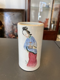 Un pot &agrave; pinceaux en porcelaine de Chine famille rose, marque de Yongzheng, 19&egrave;me