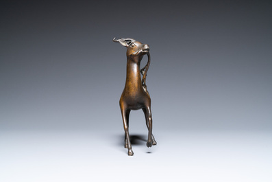 Un br&ucirc;le-parfum en bronze en forme de cerf, Chine, Kangxi