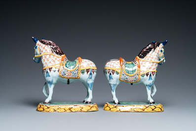 Une paire de chevaux en fa&iuml;ence polychrome de Delft, 18&egrave;me