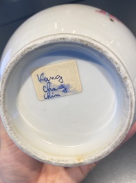 Un vase en porcelaine de Chine famille rose &agrave; d&eacute;cor de 'Wu Shuang Pu', 19&egrave;me