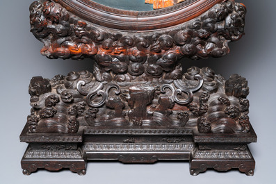 Une paire d'&eacute;crans de table en bois aux m&eacute;daillons orn&eacute; de pierre &agrave; savon et d'os, Chine, 18/19&egrave;me