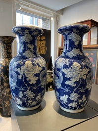 Une paire de vases en porcelaine de Chine en bleu et blanc &agrave; d&eacute;cor de dragons et de pivoines, 19&egrave;me