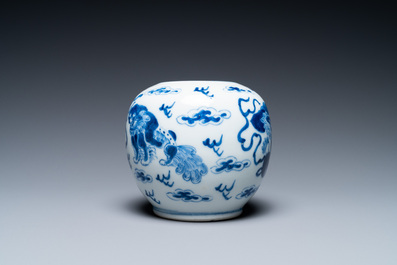 Un lave-pinceaux en porcelaine de Chine en bleu et blanc &agrave; d&eacute;cor de lions bouddhistes, marque de Kangxi, 19&egrave;me