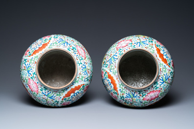 Une paire de vases en porcelaine de Chine famille rose aux couvercles et socles en bois, Chine, 19&egrave;me
