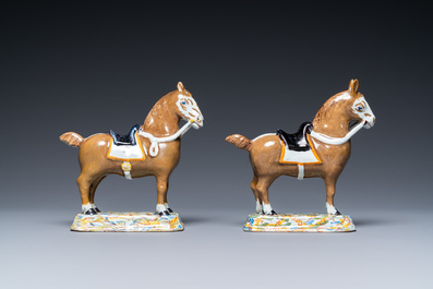 Une paire de chevaux en fa&iuml;ence polychrome de Delft, 18&egrave;me