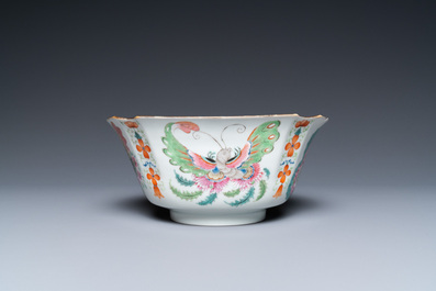 Un bol en porcelaine de Chine famille rose &agrave; d&eacute;cor de papillons, marque de Chenghua, 19/20&egrave;me