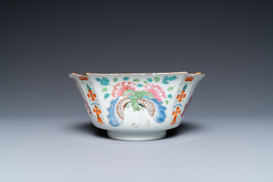 Un bol en porcelaine de Chine famille rose &agrave; d&eacute;cor de papillons, marque de Chenghua, 19/20&egrave;me