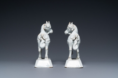 Paire de chevaux en fa&iuml;ence blanche de Delft, 18&egrave;me