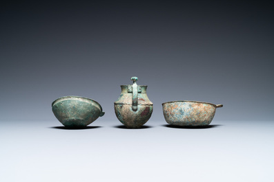 Deux bols aux becs verseurs et une verseuse &agrave; long bec en bronze, Luristan, Iran, 1er mill&eacute;naire av. J.-C.