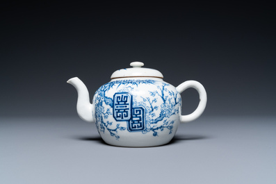 A Chinese 'Bleu de Hue' teapot for the Vietnamese market, Ruo Shen Zhen Cang mark, 19th C.