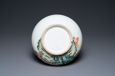 Un vase de forme bouteille en porcelaine de Chine famille rose figurant un cerf et deux grues, 19/20&egrave;me