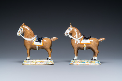 Une paire de chevaux en fa&iuml;ence polychrome de Delft, 18&egrave;me