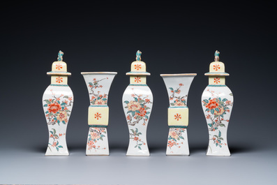 Une garniture de cinq vases en porcelaine de Chine famille verte &agrave; d&eacute;cor floral, 19&egrave;me