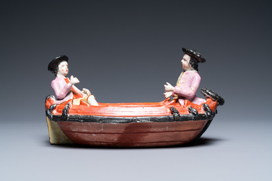 Een zeldzame polychrome Delftse petit feu groep met twee roeiers in een bootje, 2e helft 18e eeuw