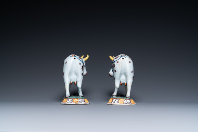 Une paire de vaches en fa&iuml;ence polychrome de Delft, 18&egrave;me