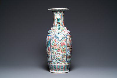 Un vase en porcelaine de Chine famille rose &agrave; d&eacute;cor narratif, 19&egrave;me