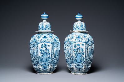 Une paire de vases couverts en fa&iuml;ence de Delft en bleu et blanc, 1er quart du 18&egrave;me