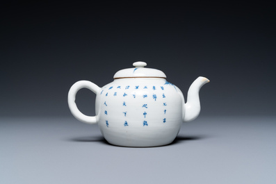 Een Chinese 'Bleu de Hue' theepot met dubbel Tho-decor, Ruo Shen Zhen Cang merk, 19e eeuw