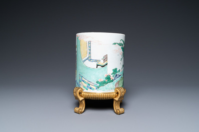 Un pot &agrave; pinceaux en porcelaine de Chine famille verte sur socle en bronze dor&eacute;, Kangxi