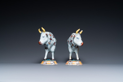 Une paire de vaches en fa&iuml;ence polychrome de Delft, 18&egrave;me