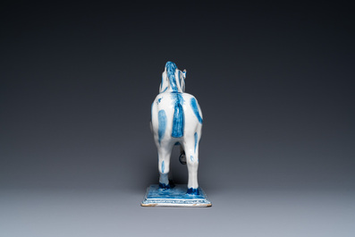 Un cheval en fa&iuml;ence de Delft en bleu et blanc, 18&egrave;me