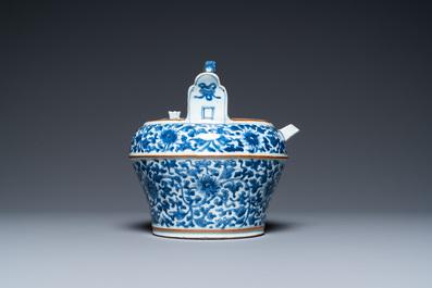 Un pot &agrave; chaux en porcelaine de Chine en bleu et blanc pour le Vietnam, Kangxi