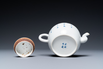 Une th&eacute;i&egrave;re en porcelaine de Chine 'Bleu de Hue' pour le Vietnam, marque Ruo Shen Zhen Cang, 19&egrave;me