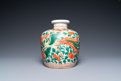 Un vase en porcelaine de Chine wucai &agrave; d&eacute;cor de ph&eacute;nix, &eacute;poque Transition