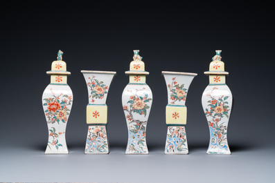 Een Chinese famille verte garnituur van vijf vazen met floraal decor, 19e eeuw