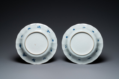 Een paar Chinese blauw-witte plooischotels met vissen, Kangxi