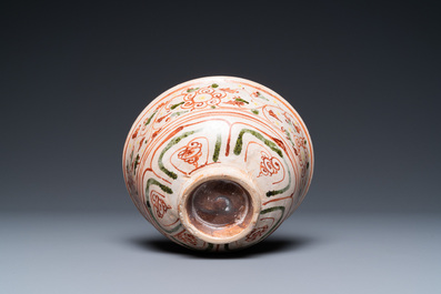 Un bol en porcelaine de Vietnam ou Annam polychrome figurant un buffle, L&ecirc;, 15&egrave;me