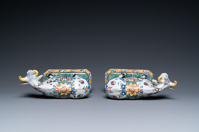 Une paire de vaches en fa&iuml;ence polychrome de Delft, 18&egrave;me