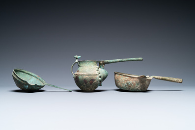 Deux bols aux becs verseurs et une verseuse &agrave; long bec en bronze, Luristan, Iran, 1er mill&eacute;naire av. J.-C.